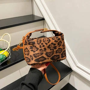 Sac à bandoulière vintage à imprimé léopard avec lanières en cuir marron et boucles