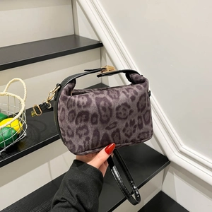 Sac bandoulière rétro à imprimé léopard avec texture mate et boucle dorée réglable