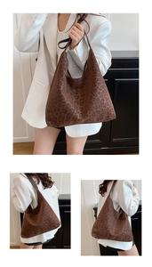 Vues détaillées d'un grand sac cabas léopard marron porté avec un blazer blanc élégant