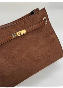 Detailansicht der dunkelbraunen Wildledertasche mit Lederriemen und hellgoldenem Drehverschluss