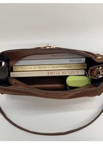 Draufsicht auf braune Wildleder-Tote-Bag mit Innenausstattung für Alltagsgegenstände