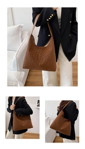 Détail du grand sac cabas imprimé léopard avec texture daim douce et bandoulière large