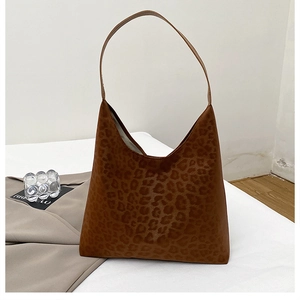 Gros plan du sac porté épaule rétro imprimé léopard avec texture douce et fine bandoulière