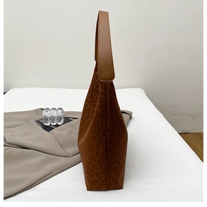 Vue détaillée du grand sac à bandoulière léopard avec texture veloutée et lanière en cuir