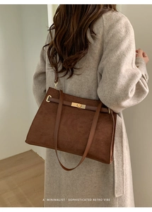 Braune Tragetasche aus Wildlederimitat mit Retro-Gold-Drehverschluss und Riemen