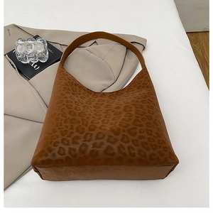 Détail du sac cabas imprimé léopard marron en similicuir texturé avec une large bandoulière