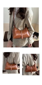 Détail du sac bandoulière en cuir caramel avec rivets argentés et sangle réglable