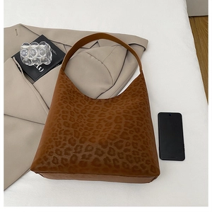 Détail du sac cabas hobo à motif léopard avec bandoulière large et grande capacité de rangement