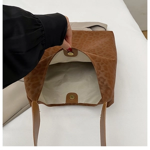 Détail du sac cabas léopard avec fermeture aimantée et doublure intérieure douce