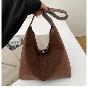 Détail d'un grand sac cabas avec motif léopard marron foncé et texture en daim mat