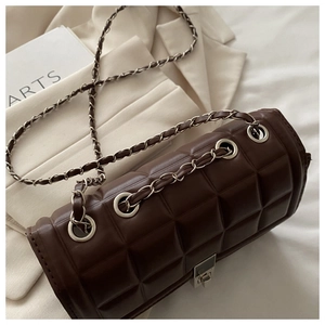 Détail du sac cylindrique matelassé marron avec chaîne argentée et fermoir en métal