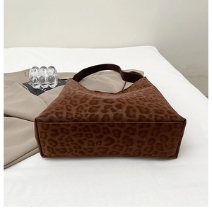 Détail du sac hobo léopard avec texture en daim synthétique et large bandoulière souple
