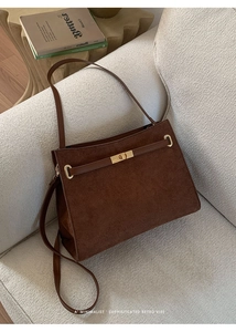 Detailaufnahme der braunen Vintage-Umhängetasche aus mattem Leder mit goldenem Verschluss
