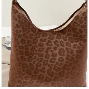 Détail du tissu en faux daim doux à imprimé léopard sur un grand sac cabas hobo