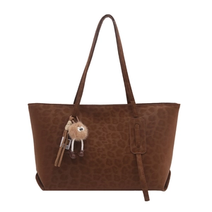 Retro brown leopard print tote bag with plush keychain for stylish women