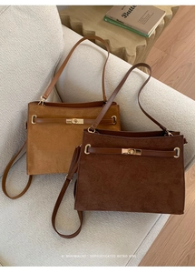 Detail von Retro-Wildledertaschen in Karamell und Dunkelbraun mit goldenem Drehverschluss