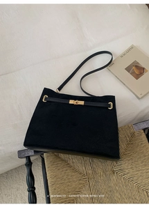 Detailansicht der schwarzen Vintage-Tasche aus Wildleder und Leder mit goldenem Verschluss