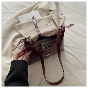 Détail du sac cabas bordeaux brillant montrant la grande capacité de rangement