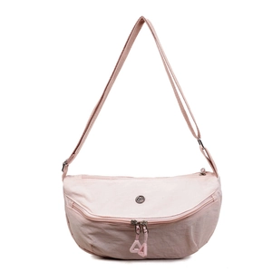 Sac bandoulière demi-lune rose en nylon avec sangle réglable et logo métallique