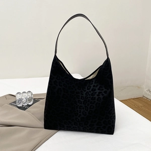 Sac fourre-tout noir à imprimé léopard avec texture velours et fine bandoulière en cuir