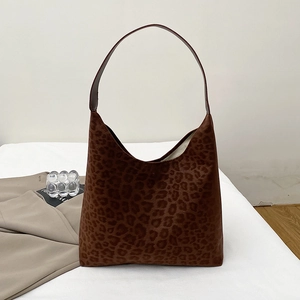 Grand sac hobo à imprimé léopard marron pour femme avec une texture de velours