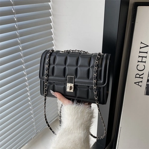Sac bandoulière noir matelassé avec bandoulière chaîne et fermoir tournant élégant
