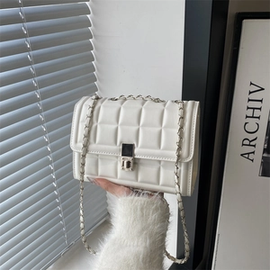 Sac bandoulière blanc matelassé chic avec chaîne argentée et fermoir rotatif en métal