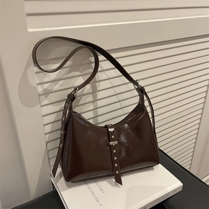 Sac hobo marron foncé en cuir brillant avec rivets argentés et bandoulière réglable