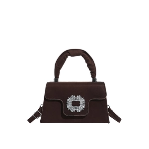 Sac bandoulière en velours marron chocolat avec une luxueuse boucle en strass