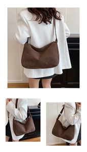 Dettaglio della borsa hobo in pelle scamosciata marrone opaca con design minimalista