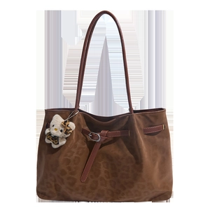 Retro leopard print tote bag with brown faux leather strap and white cat plush charm