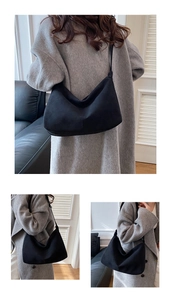 Dettaglio della borsa a spalla hobo nera opaca dal design minimalista ed elegante