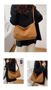 Dettaglio della borsa hobo in pelle scamosciata marrone con texture morbida e tracolla
