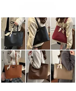 Vue détaillée de grands sacs fourre-tout tendance en plusieurs couleurs avec foulards en soie