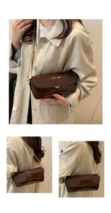 Détails d'un sac à bandoulière en cuir verni marron avec une élégante chaîne dorée