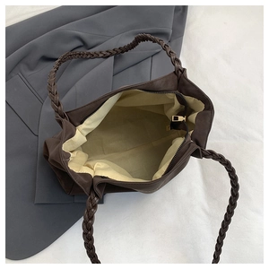 Draufsicht der braunen Shopper-Tasche mit beigem Innenfutter und schwarzem Reißverschluss
