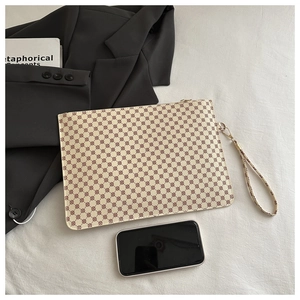 Pochette a busta beige con motivo geometrico rosso e cinturino da polso su tessuto bianco