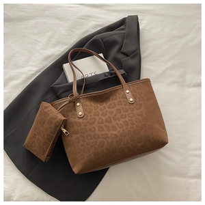 Detailansicht des Vintage-Tote-Bag-Sets aus Wildleder mit Leopardenmuster-Prägung
