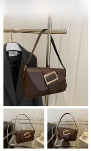 Détail du sac baguette marron foncé en similicuir avec une boucle carrée en métal doré