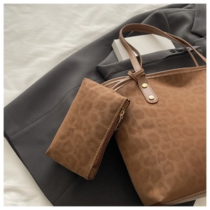 Detail der Totebag mit Leopardenmuster und passender Tasche mit goldenen Metallbeschlägen