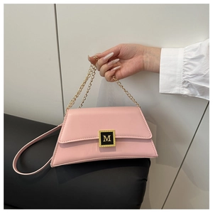 Detail of pink glossy crossbody bag with golden M letter buckle and chain strap