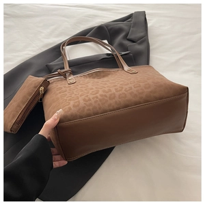 Detailaufnahme der Shopper-Tasche mit Leopardenmuster, Wildlederimitat und braunem Lederbesatz