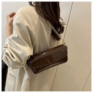 Sac baguette marron foncé brillant avec élégante bandoulière en chaîne dorée