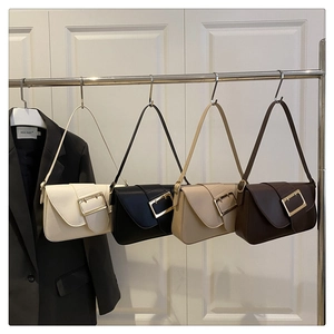 Détail de sacs baguette unis avec de grandes boucles métalliques disponibles en quatre couleurs
