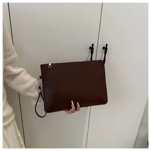 Pochette a busta in pelle marrone con zip dorata e cinturino tenuta a mano