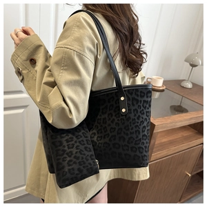 Detail der Leopard-Tasche mit kleiner Tasche aus strukturiertem Stoff und Goldnieten