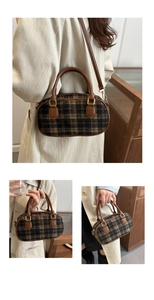 Dettaglio della borsa vintage a quadri con finiture in pelle marrone e fibbie dorate