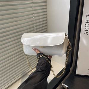 Sac à main chic en cuir verni blanc avec texture litchi et chaîne dorée élégante