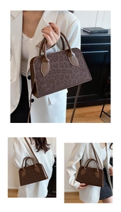 Dettaglio borsa vintage con stampa leopardata che mostra texture e manici robusti