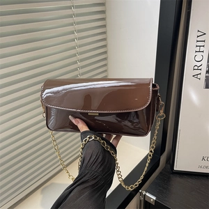 Sac à main chic en cuir verni marron avec bandoulière chaîne dorée au style urbain